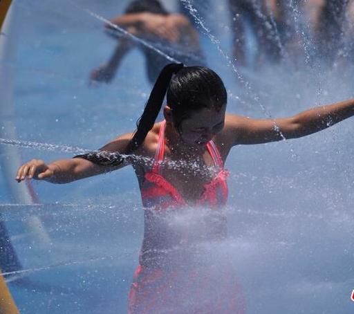 水枪射美女截图