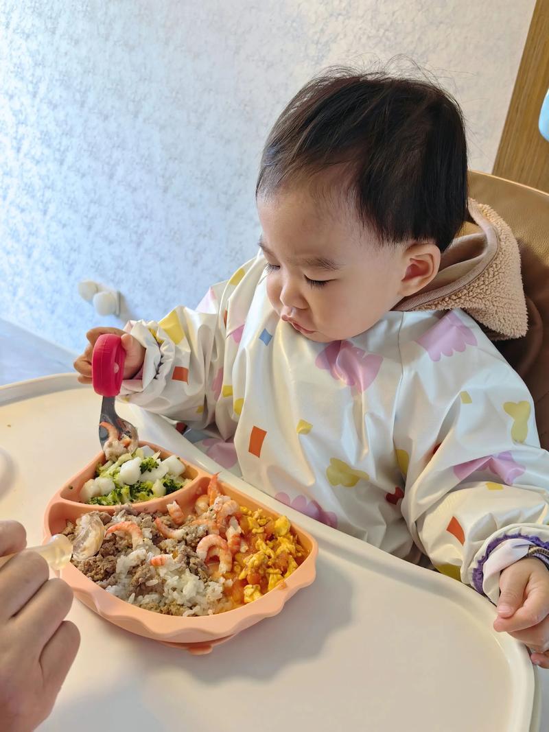 小孩吃饭的视频2026