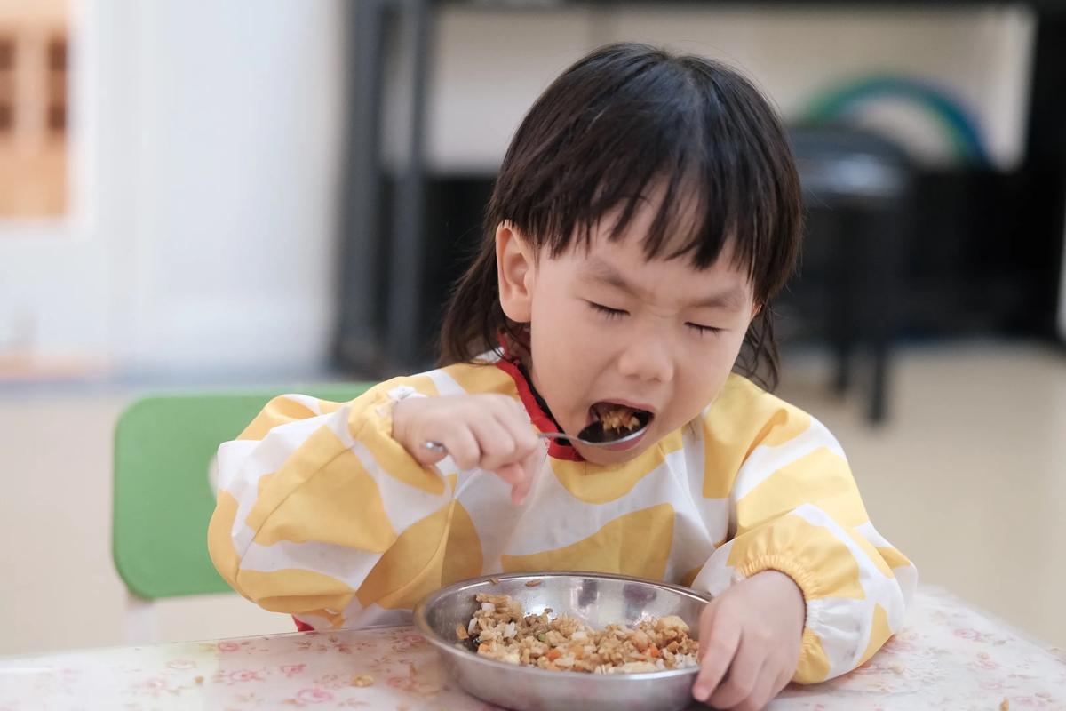 幼儿园小朋友吃饭视频2026